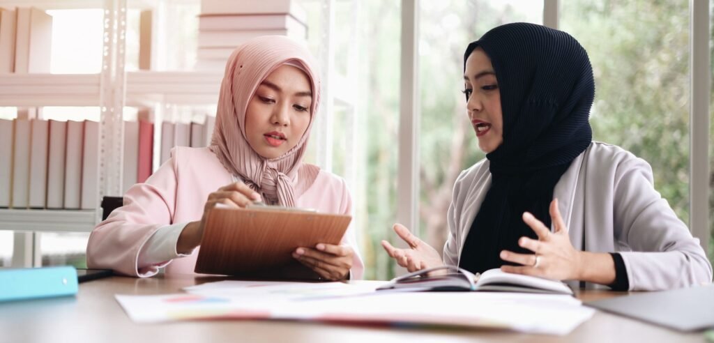 Indonezyjki rozmawiają o pracy w formalnym rejestrze języka indonezyjskiego